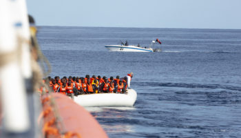 Bei einer Rettungsaktion wird die Crew der "Alan Kurdi" mit Maschinengewehren bedroht.